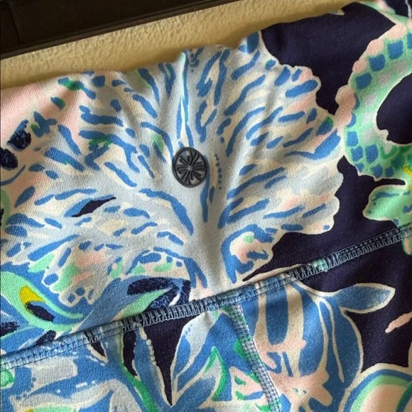 Lilly Pulitzer sirens and spirits luxletic Cropped Leggings L - Picture 5 of 9